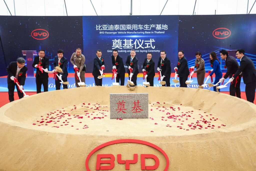 BYD จัดพิธีวางศิลาฤกษ์โรงงานผลิตรถยนต์โดยสารแห่งแรกในประเทศไทย พร้อมส่งมอบรถ BYD ATTO 3 คันที่ 9,999 และ 10,000