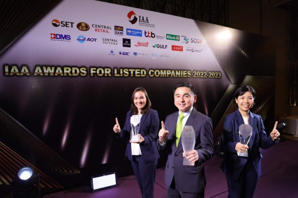 AIS คว้า 3 รางวัลใหญ่ CEO-CFO-IR ยอดเยี่ยม จากสมาคมนักวิเคราะห์การลงทุน ในเวที IAA Awards for Listed Companies 2022