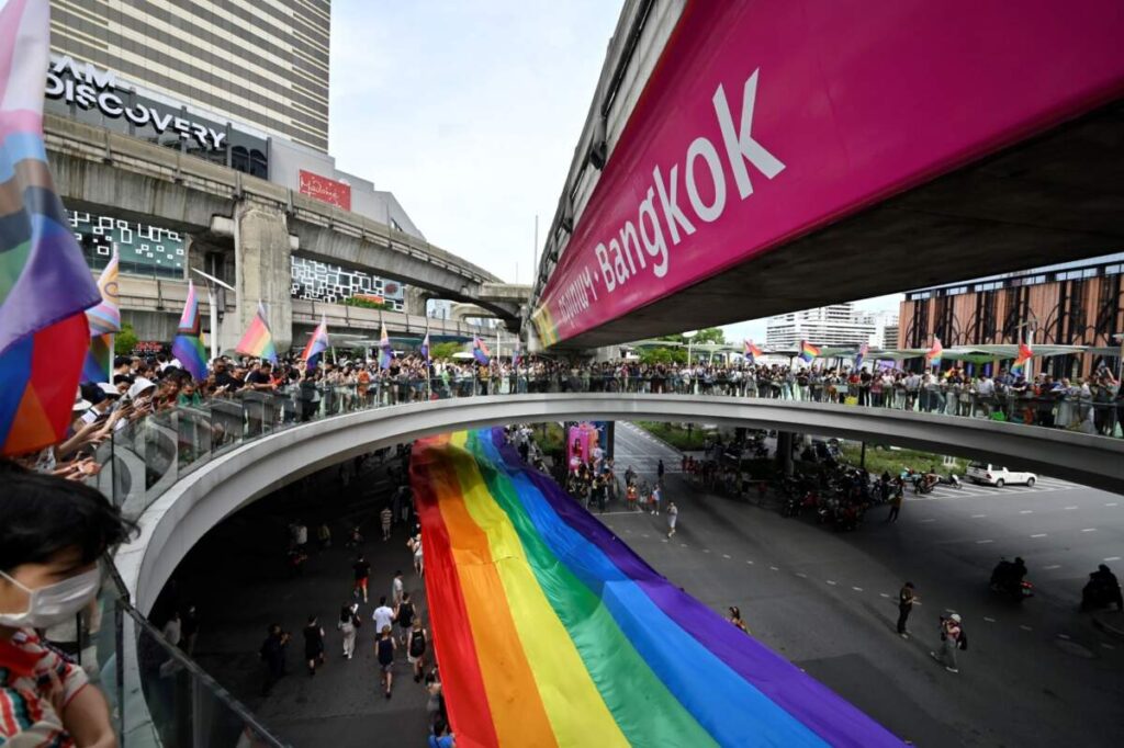 “นฤมิตไพรด์” ตอกย้ำความปัง พลัง LGBTQIAN+ คนกว่า 2 แสนแห่แหนสร้างสีสันอลังการบนถนนพระราม 1