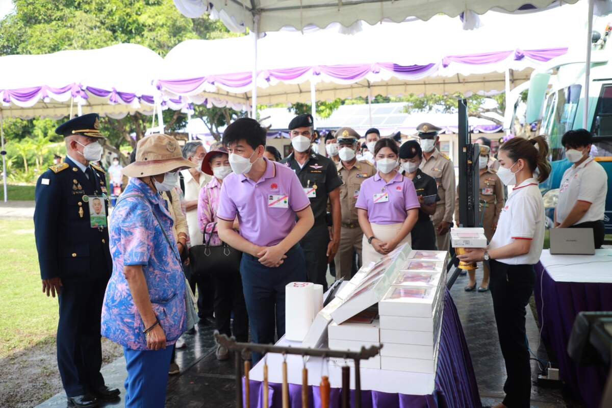 หัวเว่ย ประเทศไทย น้อมเกล้าน้อมกระหม่อมถวายอุปกรณ์เทคโนโลยีห้องเรียนอัจฉริยะ พร้อมนำโครงการดิจิทัลบัสสู่สุรินทร์ มุ่งลดความเหลื่อมล้ำด้านการศึกษาในพื้นที่ถิ่นทุรกันดาร