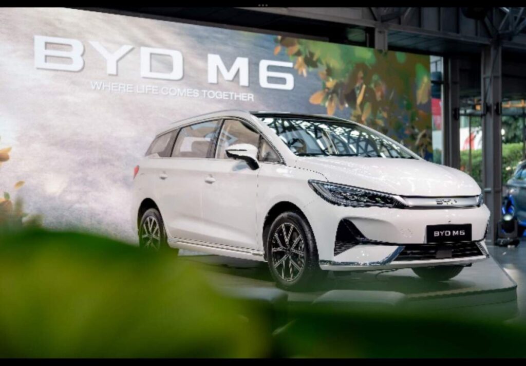 เปิดตัว BYD M6 รถ MPV ไฟฟ้า 6 ที่นั่ง ราคาเริ่มต้น 829,900 บาท