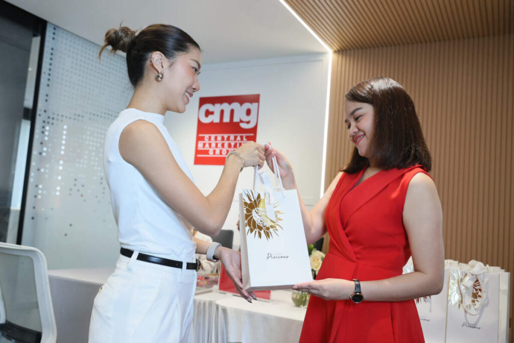 The 1 Exclusive จับมือ CMG จัดเวิร์กช็อปสุดพิเศษร่วมกับแบรนด์ Clarins มอบประสบการณ์ความงามเหนือระดับให้กับสมาชิกคนสำคัญ